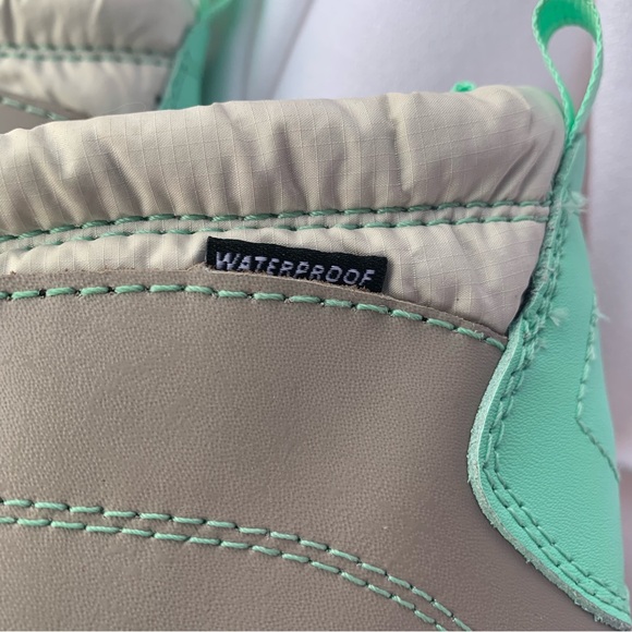 The North Face Waterproof/Insulated Boots (Size 4) Gray w/Seafoam Green Trim - Picture 3 of 16